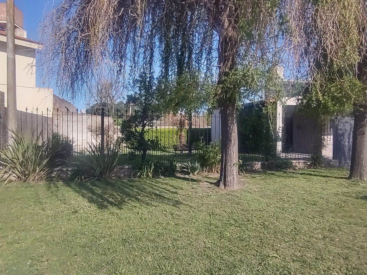 Casa en venta sobre ruta 205 entre Estrada y Av. Pereyra 